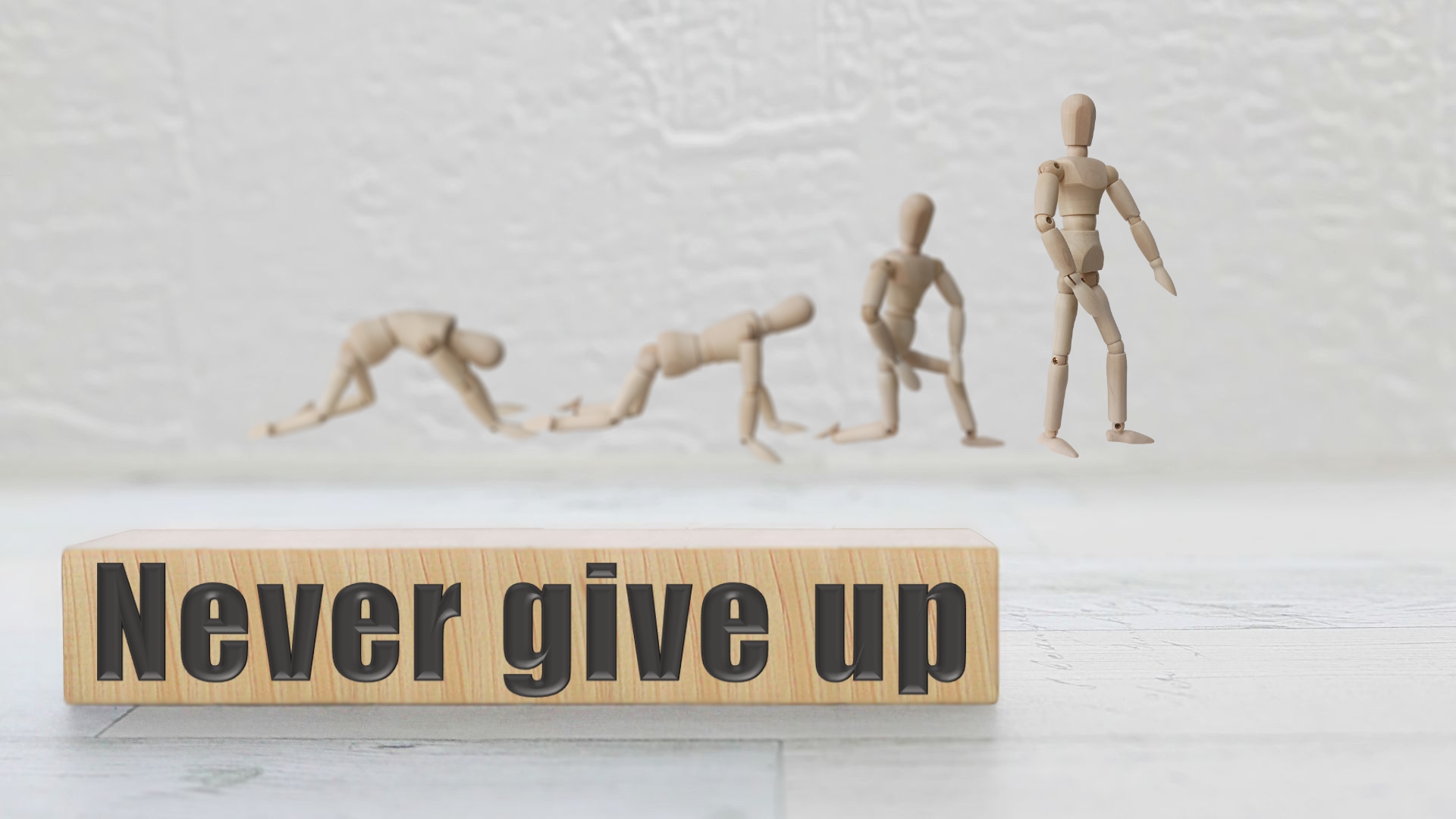 何度倒れても立ち上がる人形と「Never give up」の文字が、過酷な環境でも折れなかった航空学生の心境を表している